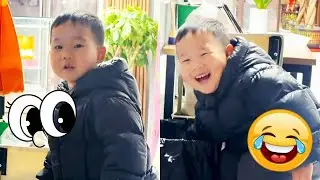 【超萌双胞胎】萌娃信誓旦旦要“自己来”，橘子却精准投进垃圾桶，妈妈笑到画面抖：“这命中率不练投篮可惜了！”
