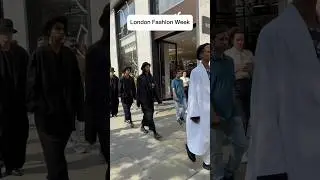 🧥👗Burberry Street transformed into live catwalk for London Fashion Week!🇬🇧