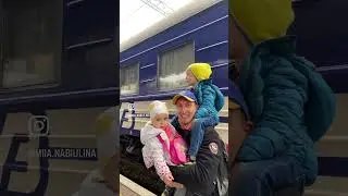 Зустріли татуся з поїздки на фронт! Він волонтер! Він наш герой!