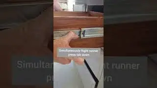Как снять ящики с металлической стороны/направляющие