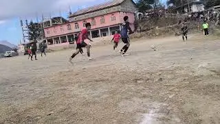Ek theek mara aur bol kar Diya yah football ka bahut achcha Khiladi hai