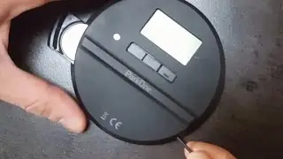 Udskiftning af batteri i en ParkOne P-skive (batteriet er 3V CR/DL 2450)