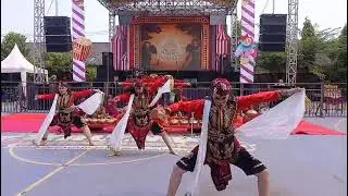 Remo Dance performance accompanied by gamelan by the Karawitan Team of SMAN 11 Surabaya