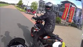 Martijn & David switch bikes