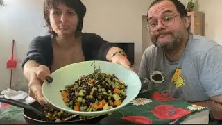 Prepariamo il riso nero saltato con verdure e chiacchieriamo 