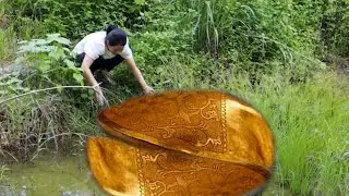 This giant clam is not simple, its huge body almost occupies half of this stream