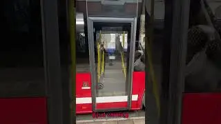 (Ljudvarning?) Skit-irriterande d&ouml;rrst&auml;ngning p&aring; Solaris elbuss.