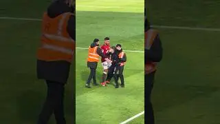 What a guy Casemiro ❤️ #manutd #casemiro #fans #steward #shirt #chant #football 📸mufc_tg1994 TT