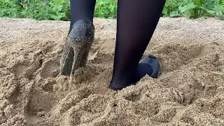Viamaestra high heels in sand, wrecking high heels, high heels sinking in sand (# 1551)