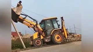 Экскаватор врезался в опору линии электропередачи и опрокинулся в поле.