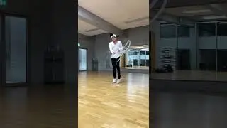 Athlete Jumps High in Air While Spinning Jump Rope With One Hand - 1285097-2