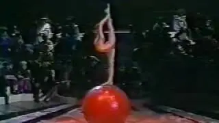 CONTORTIONIST IN BALL