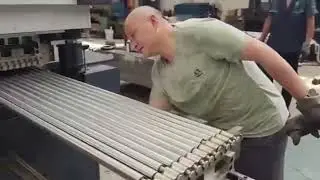 Clean the roller of the precision plate leveling machine
