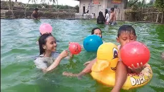 Suruu Banget..!!  Tiup Balon Sampai Meletus Sambil Berenang