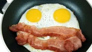 BACON COM OVOS   café da manhã americano