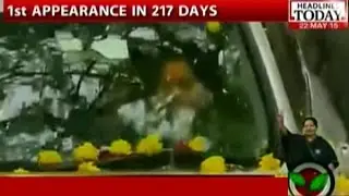 AIADMK Cadre Lined Up To Greet Jayalalithaa On Her Way To Raj Bhavan