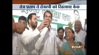 Rabri Devi, Tejashwi,Tej Pratap celebrate Lalu Prasad's 71st birthday in Patna with RJD workers