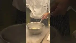 Dessert stellati con Danilo Ang&egrave; fatti con l&rsquo;idrogeno liquido:        Sfera di vaniglia e fragola