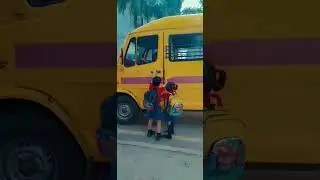 Do bachhe bus 🚃 bahar hi fas gaye 😱 school 🏫🎒 jate time.... #shorts#ishajannat#ytshorts#viral