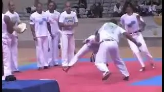 Mestre Cobra - ABADÁ Capoeira em Demonstração