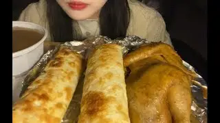 The驴肉火烧 is crispy with a crunch! The窑鸡 is oily and delicious!
