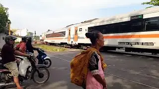 PALANG PINTU PERLINTASAN KERETA API JL LAYUR SEMARANG - KA BLORA JAYA & KA JOGLOSEMARKERTO
