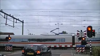 Spoorwegovergang Zevenaar // Dutch railroad crossing