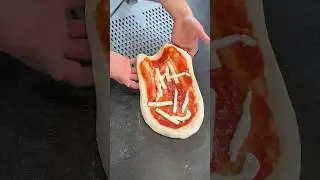 Unfallfrei die Pizza auf den Pizzaschieber und vom Pizzaschieber in den Ofen schie&szlig;en? So geht&lsquo;s!🍕