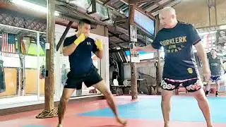 Master Burklerk Pinsinchai Knee Training