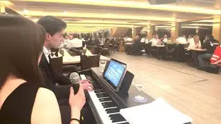 Florian Wagner and Victoria Bach sing and play while 80 viewers clap along