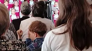 Певец хора Валера Чесоткин!!! Вкладывается в песню как ни кто... 