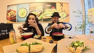 Пробую мексиканский суп фо с лапшой.