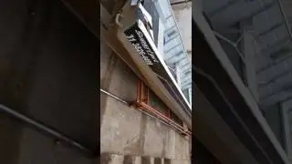 Carrinho transportador de canoa para o rio.
