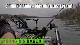 #Pescuit la #spinning #iarna pe #fluviu – pește surpriză din #barcă