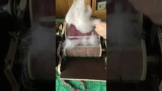 Make art batt on drum carder/смешиваю на кардере шерсть и шелковый очес #пряха #artyarn #drumcarder