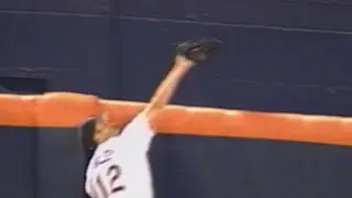STL@SD: Finley's leaping catch robs Gant of home run