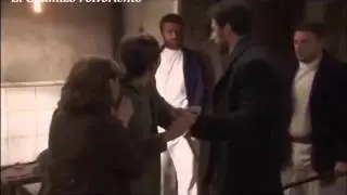 963  Conrado besa a Aurora antes de que lo echen del manicomio