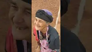 فرحة خديجة الجميلة بمساعدة إنسانية