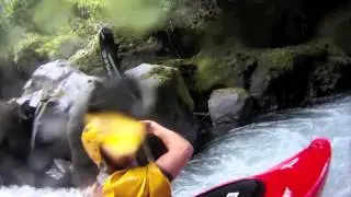 Kayaking the Upper Palguin, cerca de Pucon, Chile