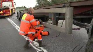 Se lastbilen bärgas