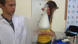 🧊💧 We poured water on dry ice... See what comes next...