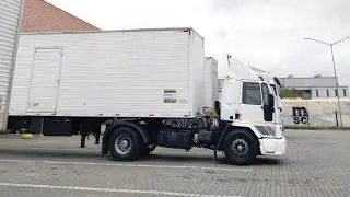Ford cargo mostrando o Perini business park em Joinville 