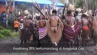 atraksi tarian  Ber Yalenang  kampung pintok dalam rangka HUT Pi  kelasis Yalimo angguruk