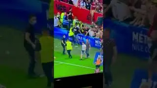 Jorge Sampaoli&rsquo;s assistant Jorge Desio hitting Nice fan