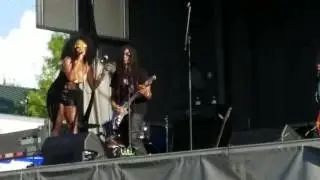 Maya Neiada performing 