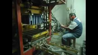 Opera&ccedil;&atilde;o da vibroprensa VIBRAFORT