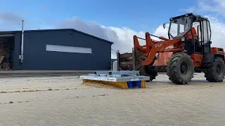 Kehrbesen f&uuml;r Radlader, zum einkehren von Granulat oder Sand, schneller wie mit einem Einsandeger&auml;t