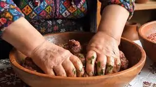 Azeri granny makes dolma😋