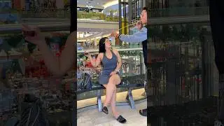 Шутка про питьевую воду сбивает с толку красивую девушку, ха-ха #смешно #розыгрыш #вирусныекоротк...