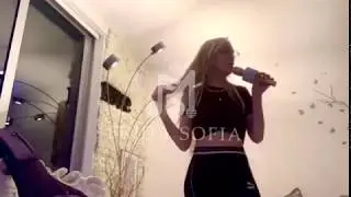 Frida Sofía cantando Dua Lipa